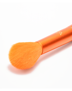 Pincel-maquiagem-cerdas-laranja-contorno-e-iluminacao-Mari-Maria-Makeup