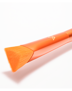 Mini-pincel-triangular-maquiagem-cerdas-laranja-para-detalhes-e-iluminacao-Mari-Maria-Makeup
